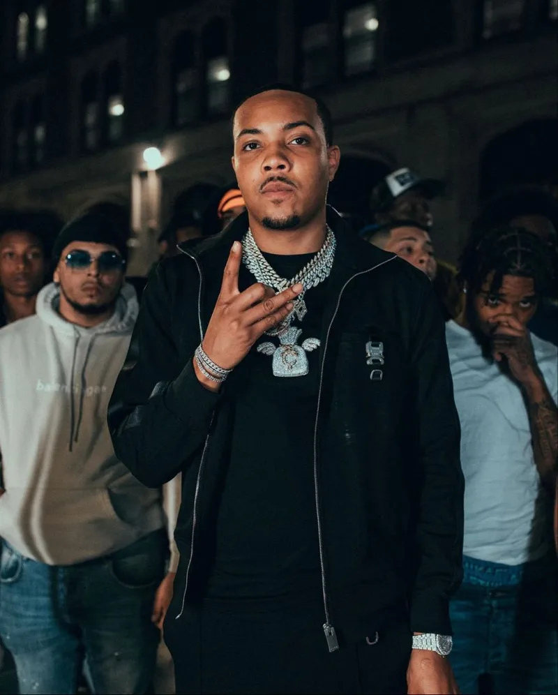 G Herbo de nuit dans la rue, entouré de son crew