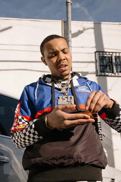 G Herbo en veste à damier dans la rue, en plein jour