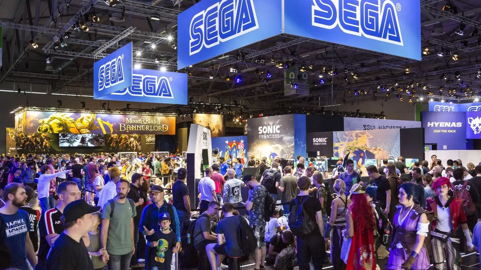 Foule dense de visiteurs devant le stand SEGA à la Gamescom