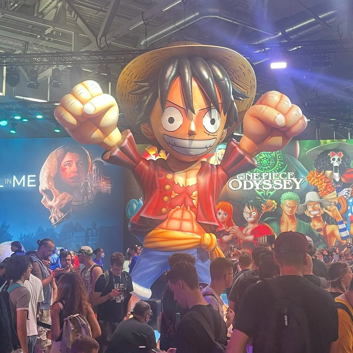 Ballon géant de Luffy (One Piece Odyssey) au-dessus de la foule à la Gamescom