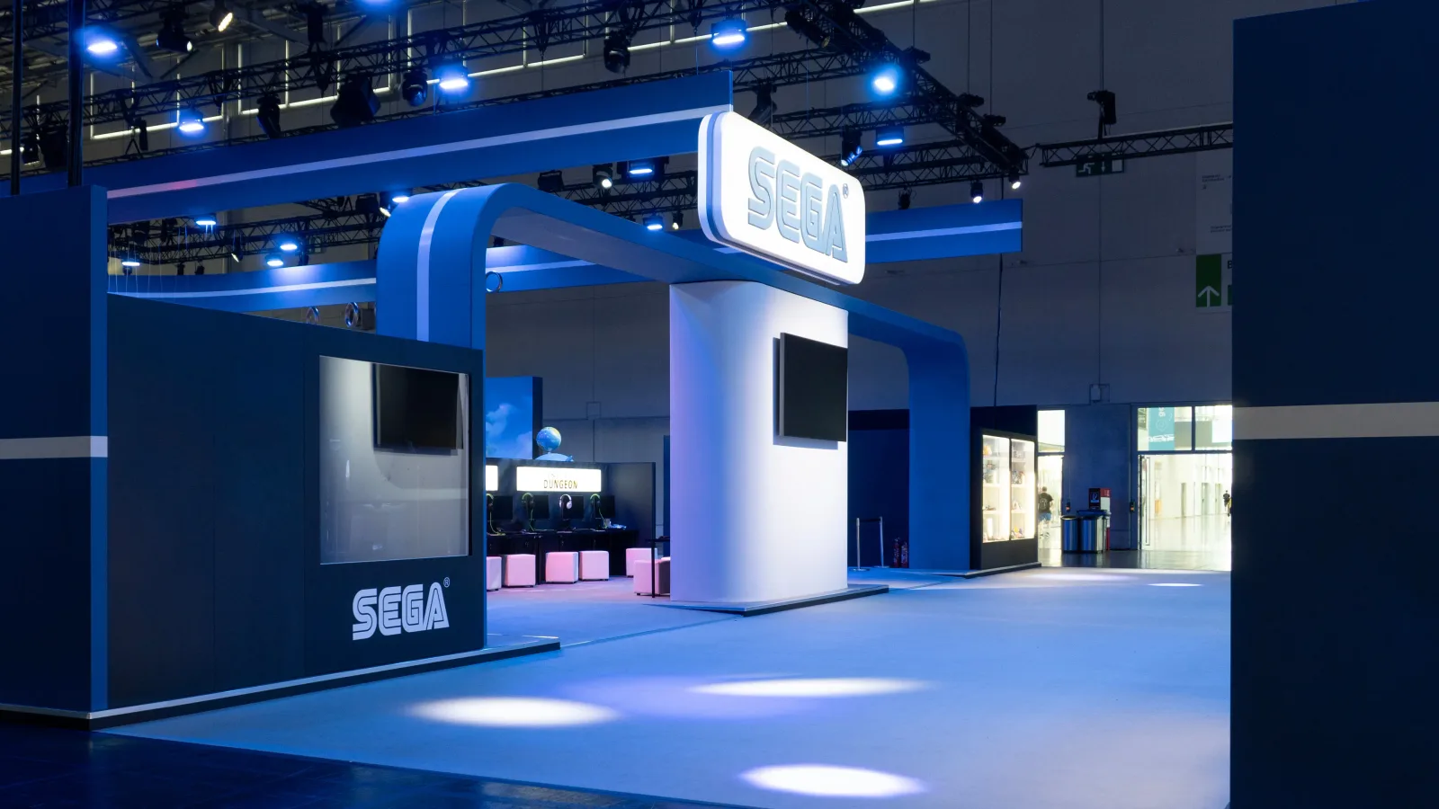 Stand SEGA illuminé de bleu sur le salon de la Gamescom