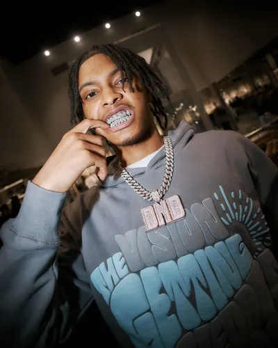 Le rappeur Nemzzz, dreads et grill, pendentif DND, en portrait