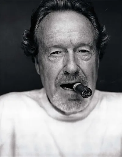 Ridley Scott en noir et blanc, un cigare aux lèvres, portrait de près