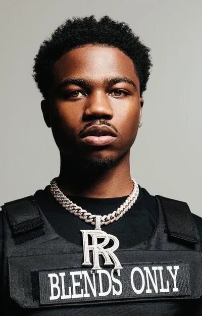 Le rappeur Roddy Ricch en gilet pare-balles, gros pendentif diamant RR autour du cou