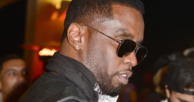 Sean Combs photographié de profil lors d'un événement public en soirée