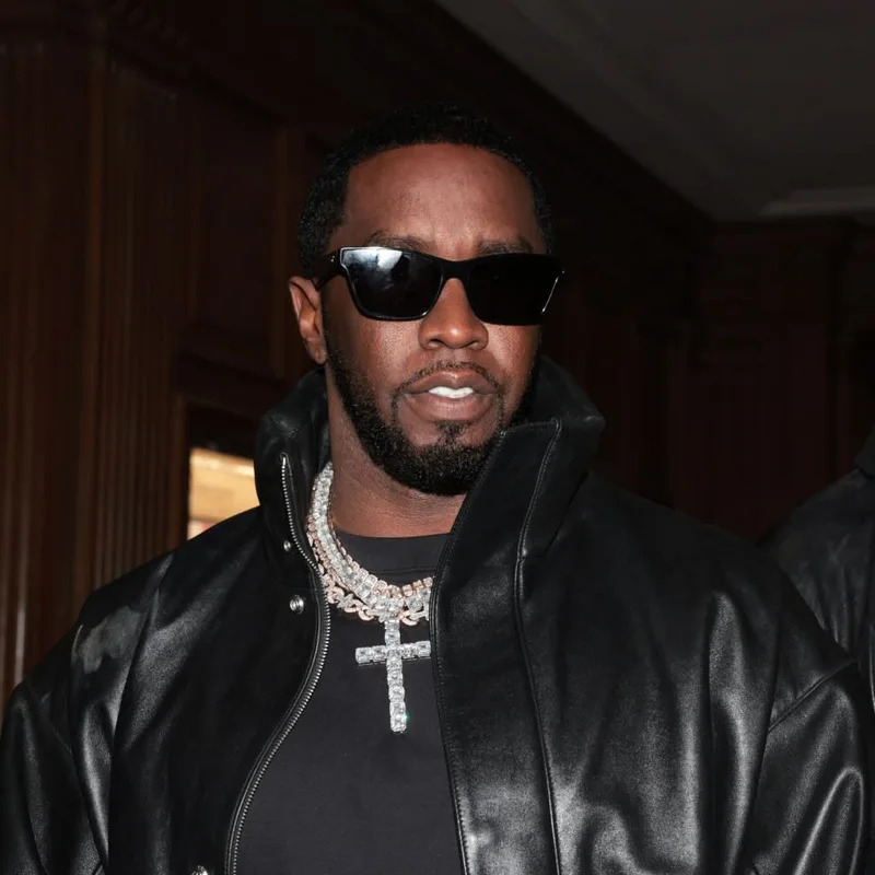 Sean Combs en veste de cuir noire lors d'une soirée publique