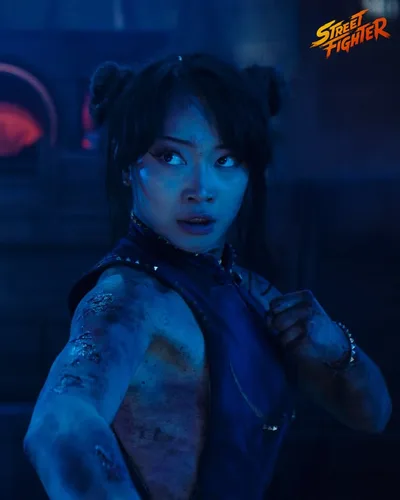 Chun-Li dans une ambiance bleutée, personnage du film Street Fighter 2026