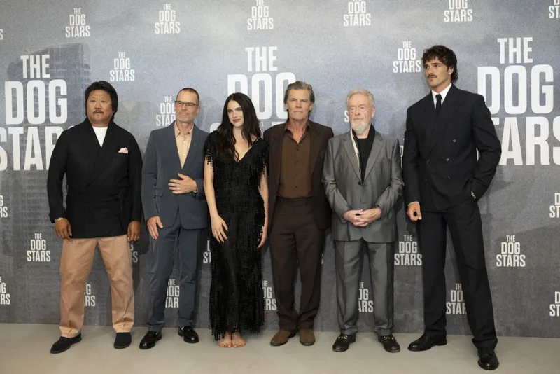 L'équipe de The Dog Stars réunie à l'avant-première devant le logo du film