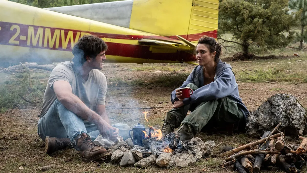 Jacob Elordi et Margaret Qualley près d'un feu de camp et d'un avion dans The Dog Stars